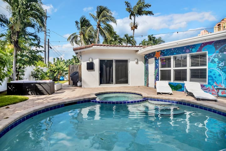 Entire Lux Home ~ Heated Pool ~ 5 min walk to beach ~ Game Room ~ Bikes gallery image 2