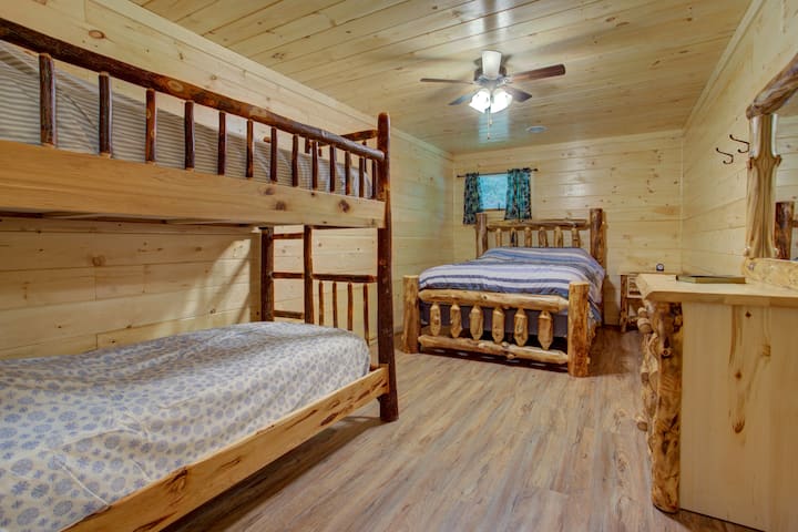Fox Den, 1 queen & 1 bunk