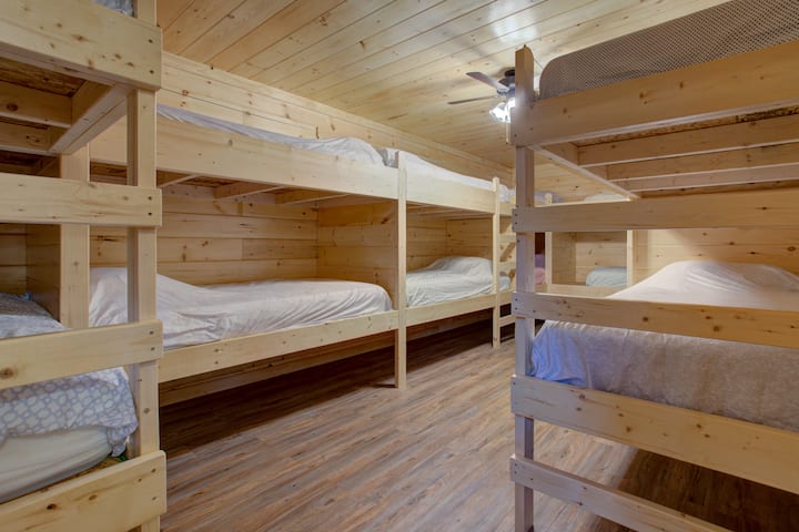 Beehive, 7 Bunk beds