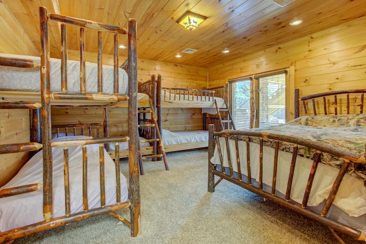 Rabbit Hole, queen & 3 bunk