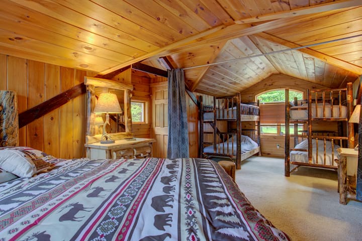 Eagle Nest, 1 queen & 2 bunk & 1 pack & play