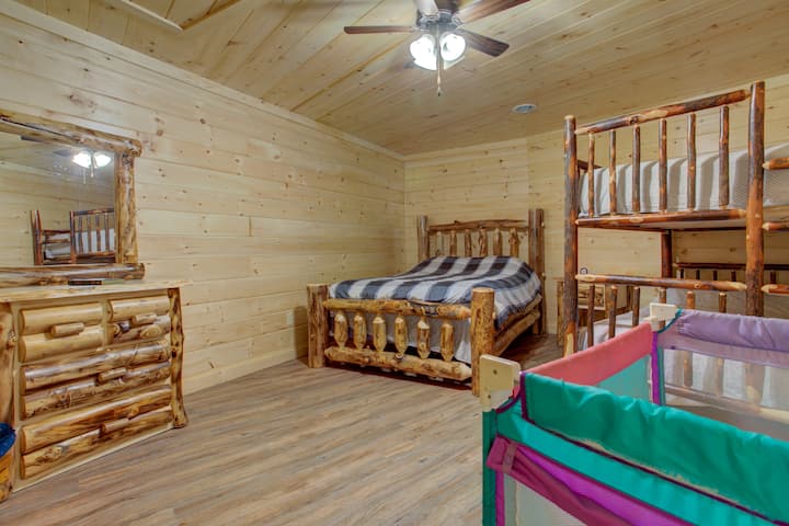 Coon Hollow, 1 queen & 1 double bunk & 1 pack & play