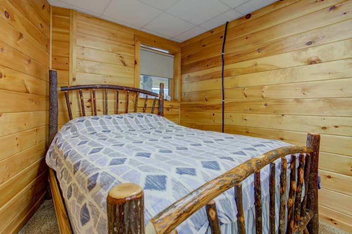 Weasel Burrow, Queen & bunk