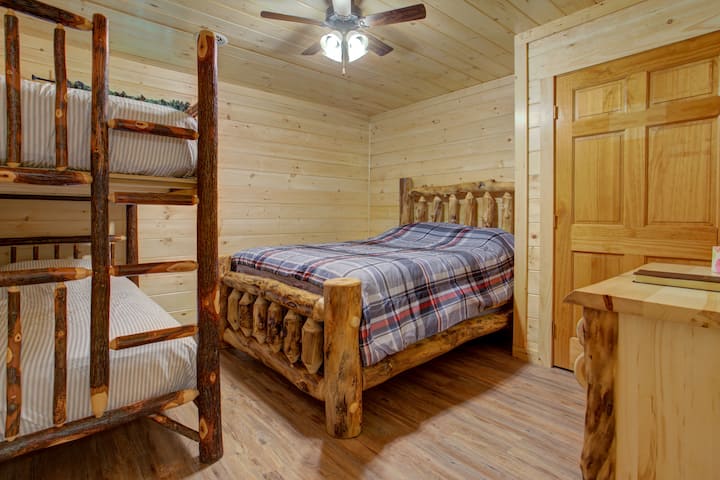 Beaver Nook, 1 Queen & 1 Bunk