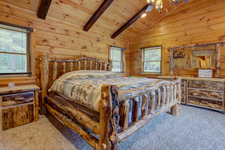 Bear Cave, 1 King & 1 bunk & 1 pack & play