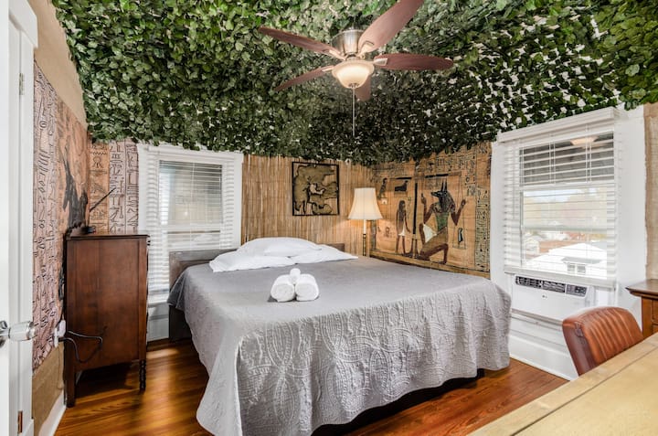 Chumba cha kulala cha Ghorofa ya 2 cha Cali-King kilicho na kitanda mahiri, runinga janja, sehemu ya kutosha ya kuhifadhia nguo, feni ya juu na dawati la kuandikia la kujitegemea.