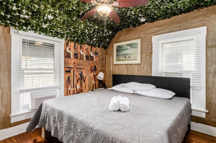 Chumba cha kulala cha Ghorofa ya 2 cha Cali-King kilicho na kitanda mahiri, runinga janja na feni ya juu.