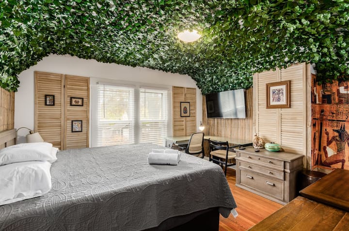 Ghorofa ya 2 ya chumba cha kulala cha Cali-King kilicho na kitanda mahiri, runinga janja, dawati la kujitegemea na nafasi ya kutosha ya kuhifadhi nguo.