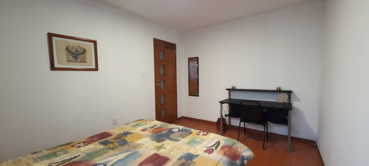 メインベッドルームにも仕事場があります