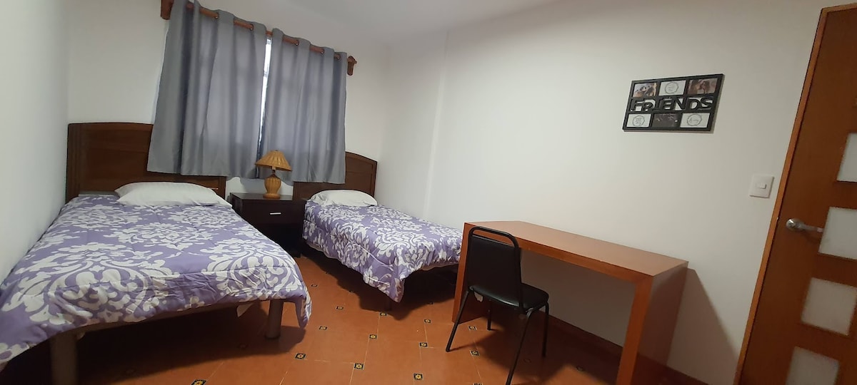 Camera tres con sitio de trabajo