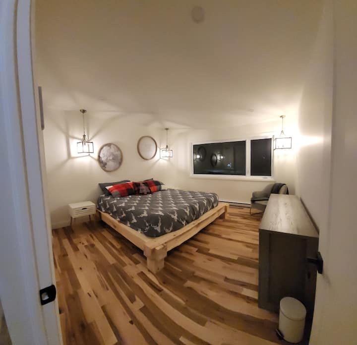 1号卧室，配备1张加大双人床