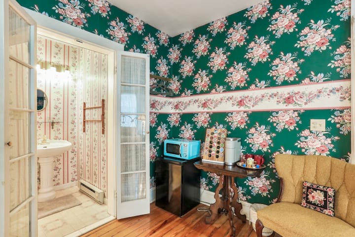 The Parlor Suite - Berkeley Springs, WV