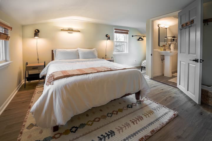 ห้องนอนควีนไซส์ตรงข้ามกับห้องนอนอีกห้อง (ชั้นบน)