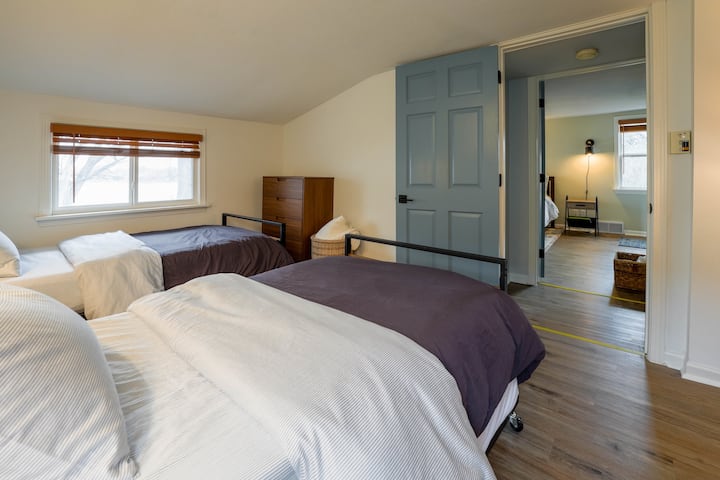 ห้องนอนเตียงแฝด 2 เตียง (ชั้นบน) 