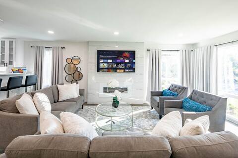 Sparkling Pool! 5 Bedroom 3 Bath Plus Game Room