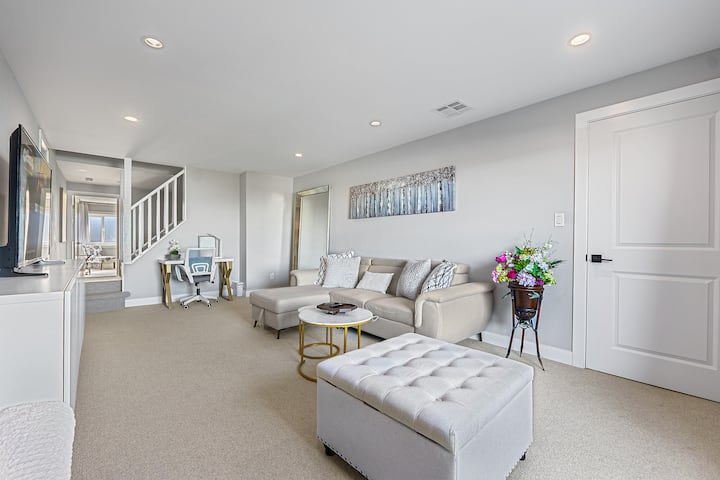 Დიდი საოჯახო ოთახი გასაშლელი დივნით, სამუშაო მაგიდით და საოფისე სკამით. Ის, ასევე, შეიძლება ფუნქციონირებდეს ოფისის სახით. 