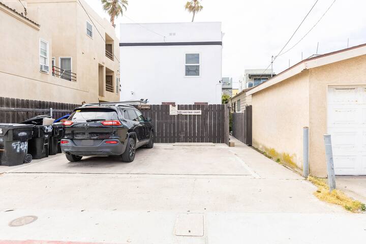 Beach Home W AC | 5 BR | Free Parking | EV Charge gallery image 4