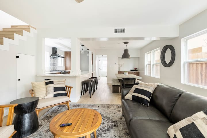 Beach Home W AC | 5 BR | Free Parking | EV Charge gallery image 2