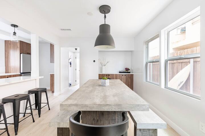 Beach Home W AC | 5 BR | Free Parking | EV Charge gallery image 3