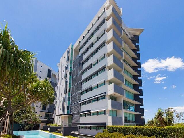 HUGE 3Bdrm Apartment @ Story Kangaroo Point gallery image 4