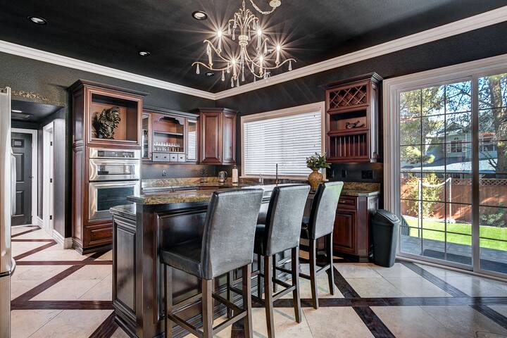 Upscale Luxury Estate gallery image 5