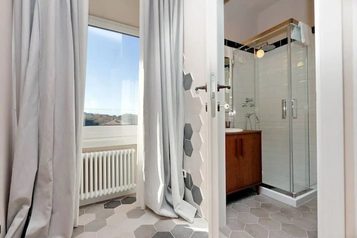 Julie’s Renovated View gallery image 2