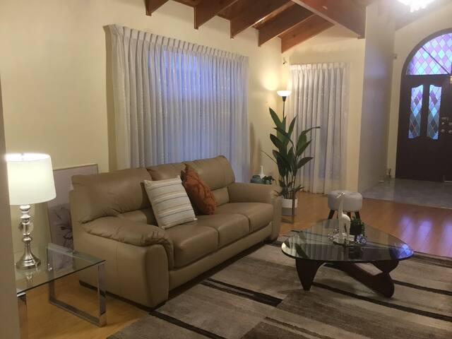 12 minutes to Melbourne Airport, 5 bedrooms house gallery image 4