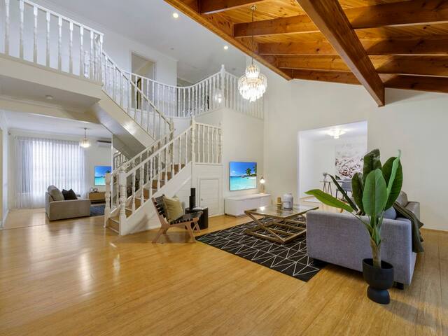 12 minutes to Melbourne Airport, 5 bedrooms house gallery image 2