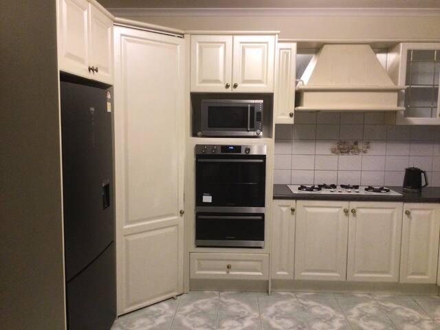 12 minutes to Melbourne Airport, 5 bedrooms house gallery image 5