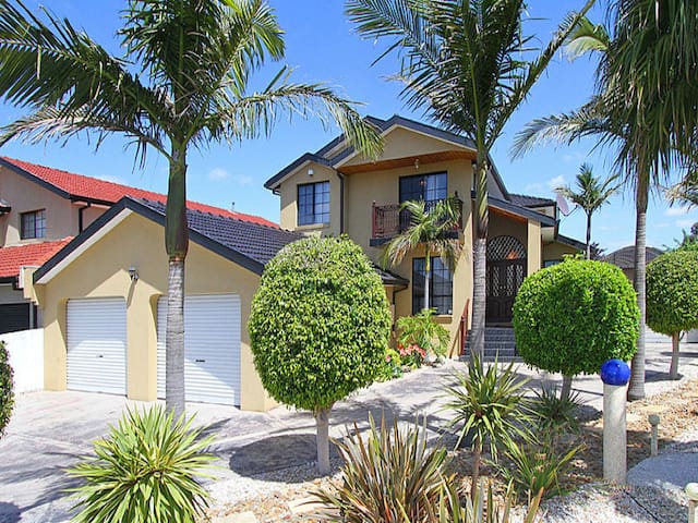 12 minutes to Melbourne Airport, 5 bedrooms house