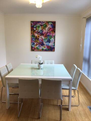 12 minutes to Melbourne Airport, 5 bedrooms house gallery image 3