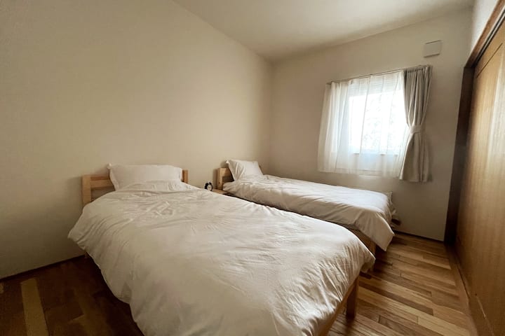 غرفة نوم/
توأم مع سريرين مفردين

يمكن أن يستوعب الفوتون الموجود في الخزانة ما يصل إلى 3 أشخاص ، على الرغم من أنه سيكون أضيق إذا وضعته في غرفة المعيشة.