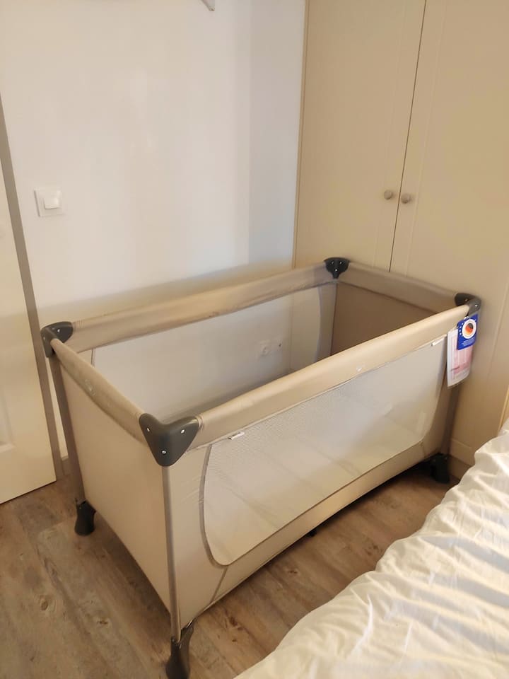 Opvouwbaar reiswiegje in de hoofdslaapkamer