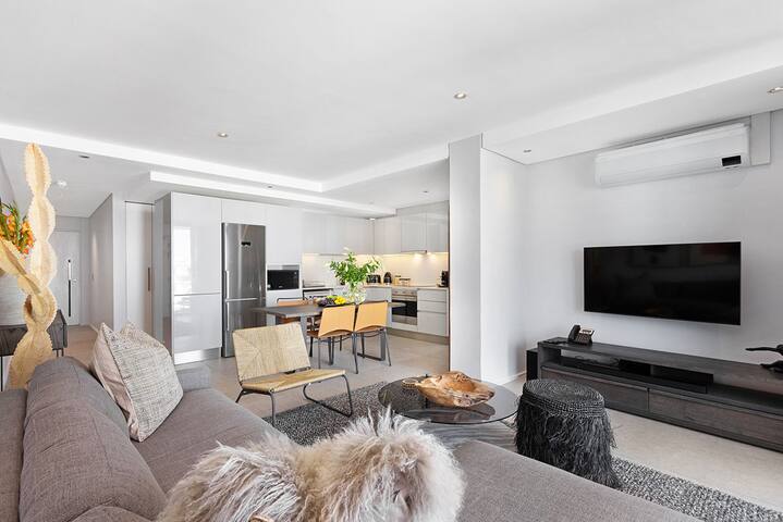 Vibrant living in the Heart of Sea Point (Apt 602) gallery image 2