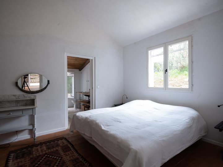 pequeña casa habitación n° 1
cama de matrimonio 180 x 200 con baño / inodoro privado