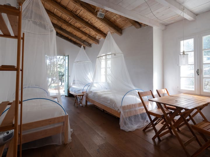 habitación de"niños" con 4 camas de 90 x 200 cm con vistas al mar por la puerta de la ventana