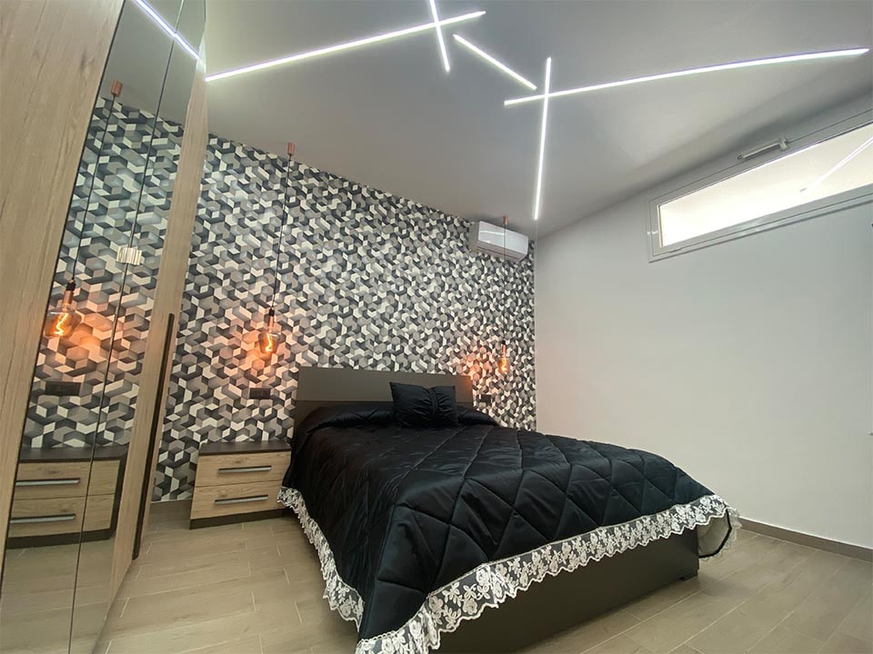 Dormitorio con una cama doble, un armario grande de 6 puertas. También hay 2 mesitas de noche y un com'. 
Habitación equipada con aire acondicionado y TV con Netflix disponible