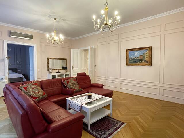 Luxury City Center Apartment gallery image 5