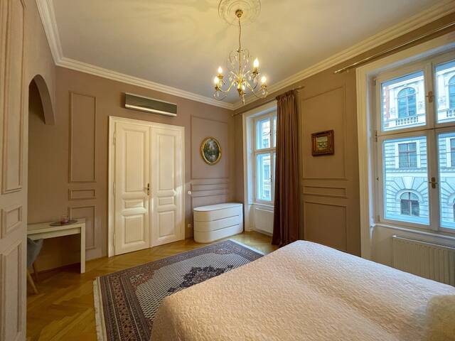 Luxury City Center Apartment gallery image 2