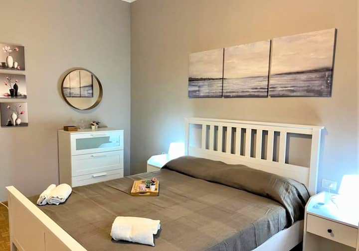 ห้องนอนเตียงใหญ่ห้องแรก