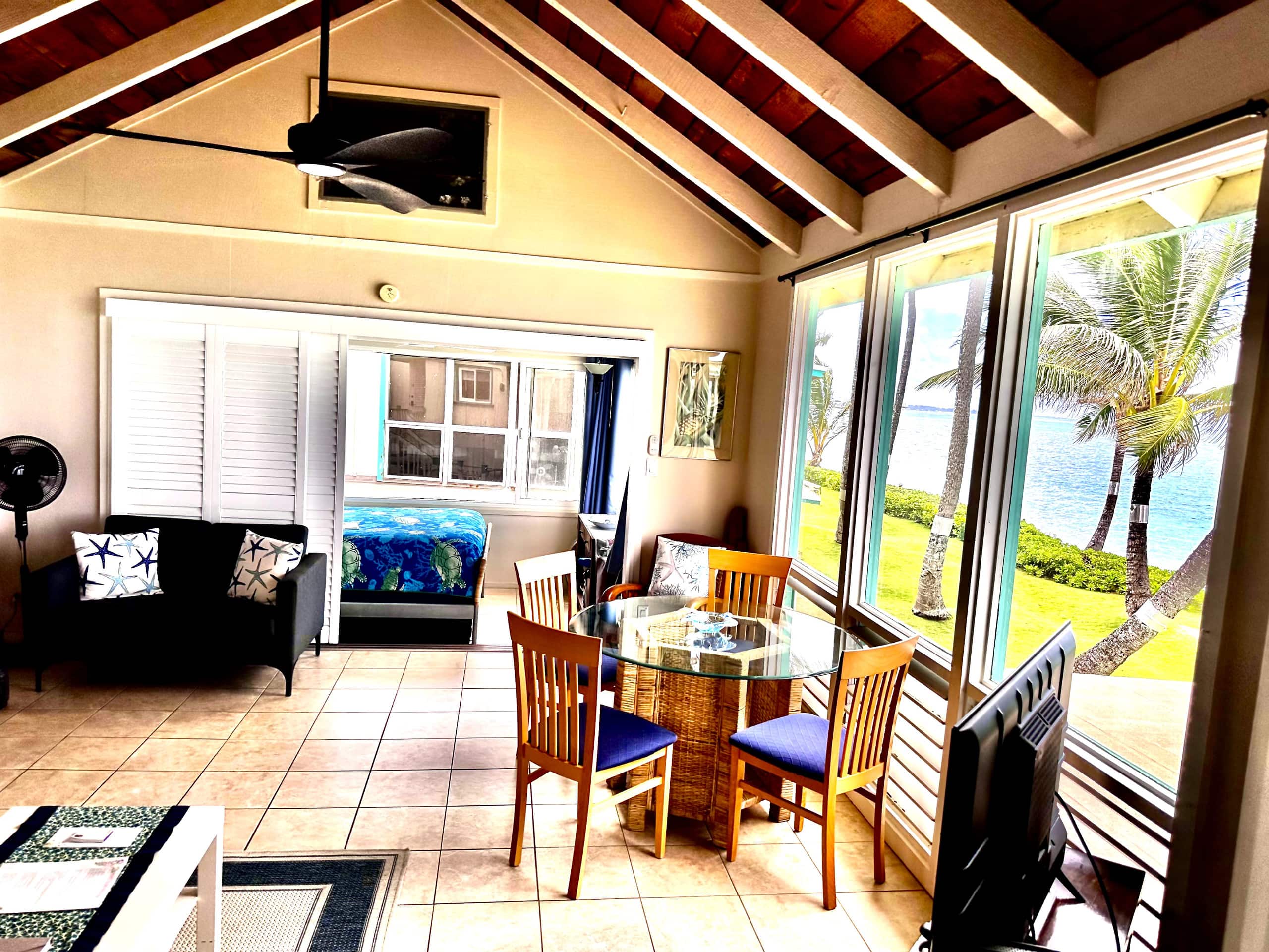 Blue Hawaii Sandy Beachfront Cottage - Image 3