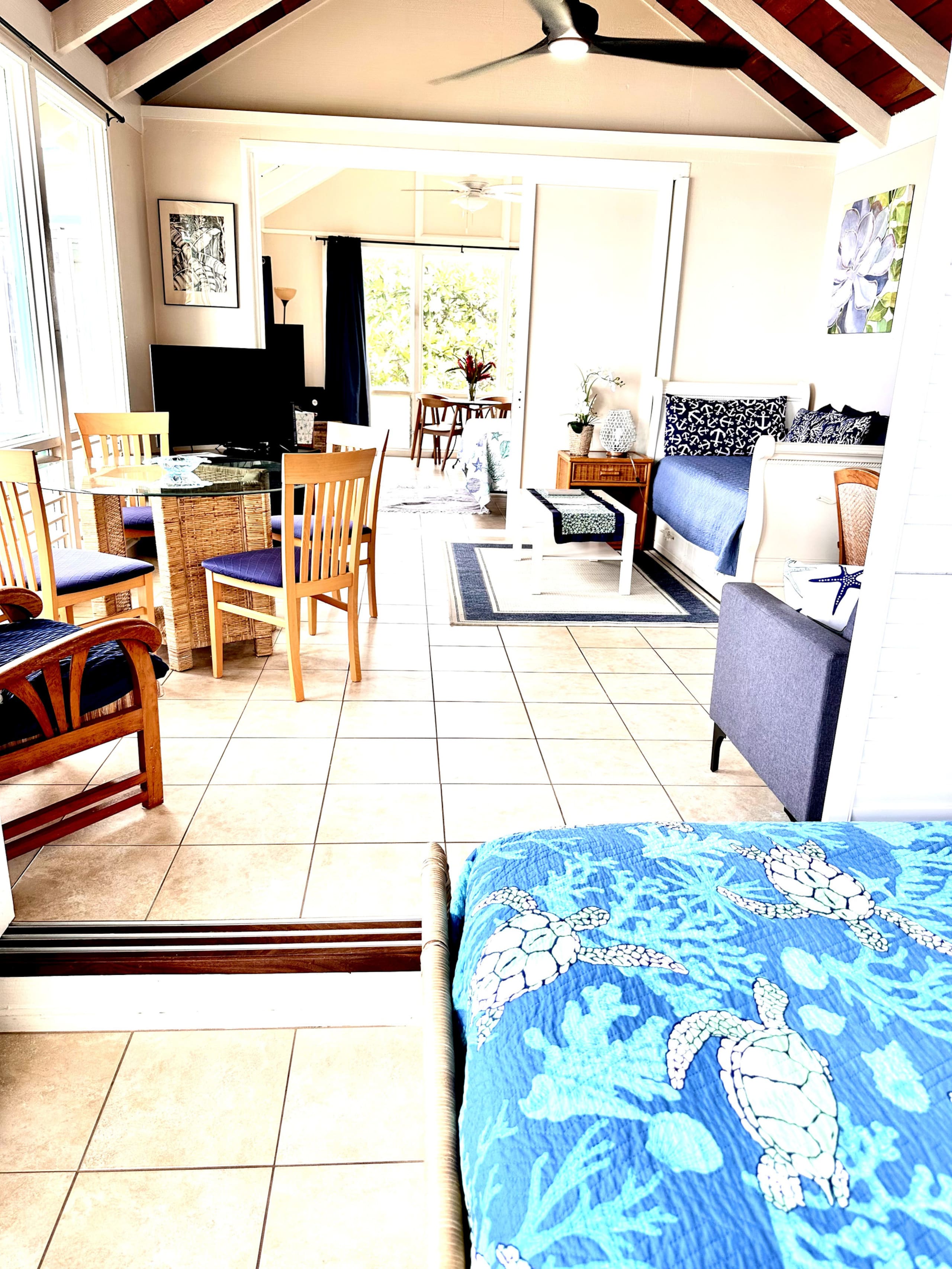 Blue Hawaii Sandy Beachfront Cottage - Image 17