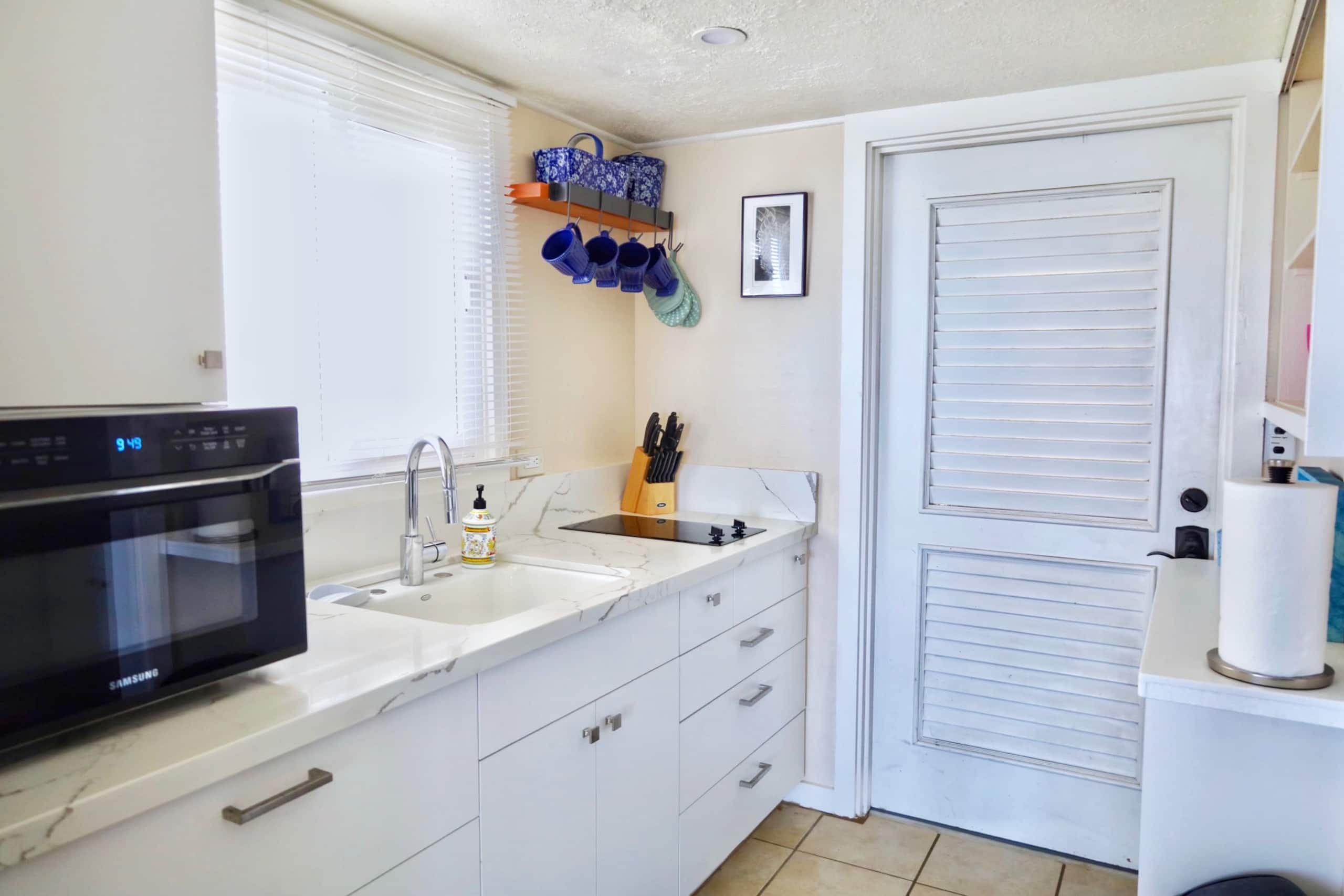 Blue Hawaii Sandy Beachfront Cottage - Image 13