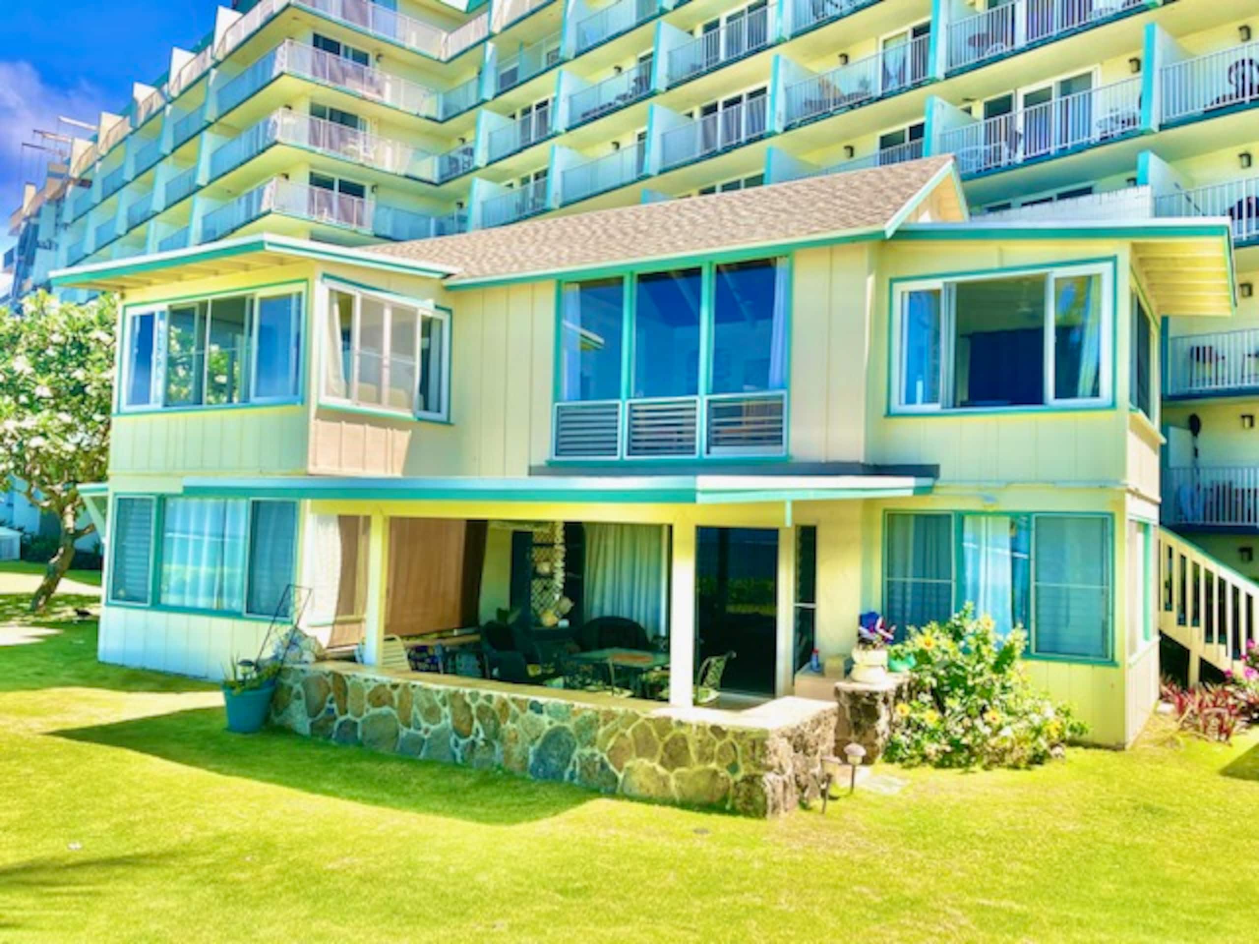 Blue Hawaii Sandy Beachfront Cottage - Image 2