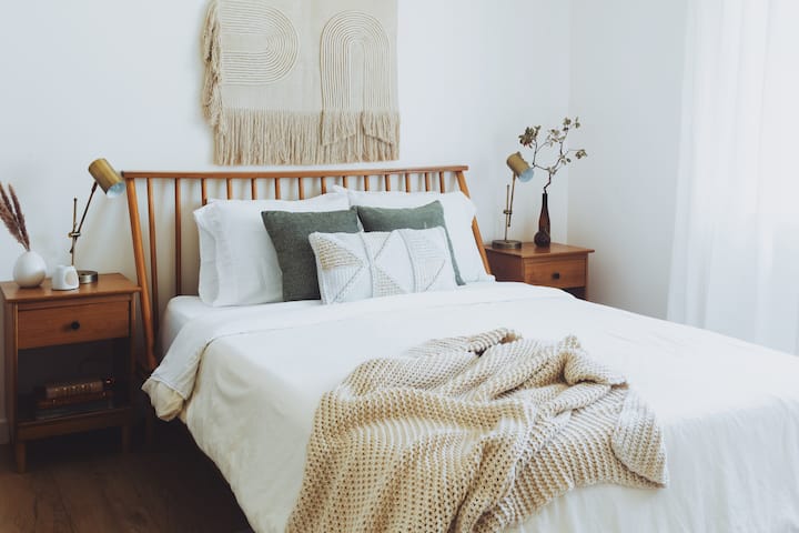 3rd Bedroom with a comfy Casper Queen Mattress
