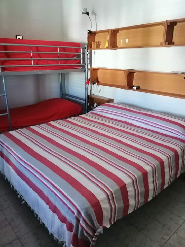 dhomë gjumi e madhe me një krevat dopio dhe një krevat marinari