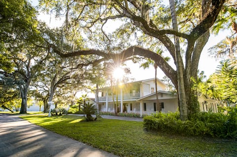 Luxurious 16 Overnight Guests Micro-wedding Venue