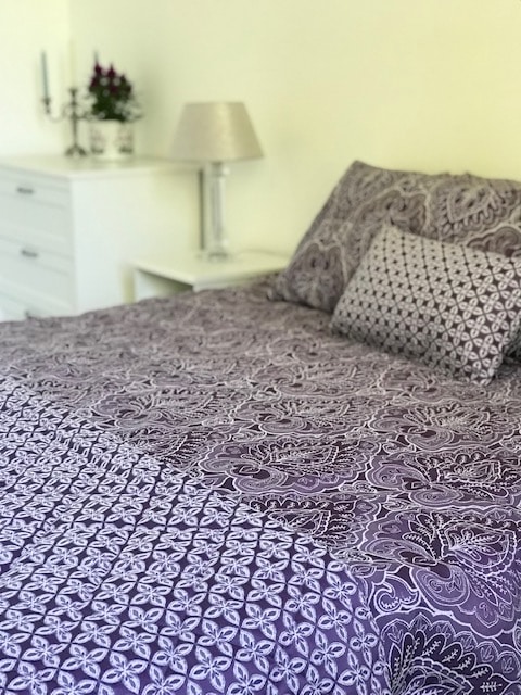 เครื่องนอนหรูหราและห้องนอนสะอาดให้การเข้าพักที่สะดวกสบายและกว้างขวาง