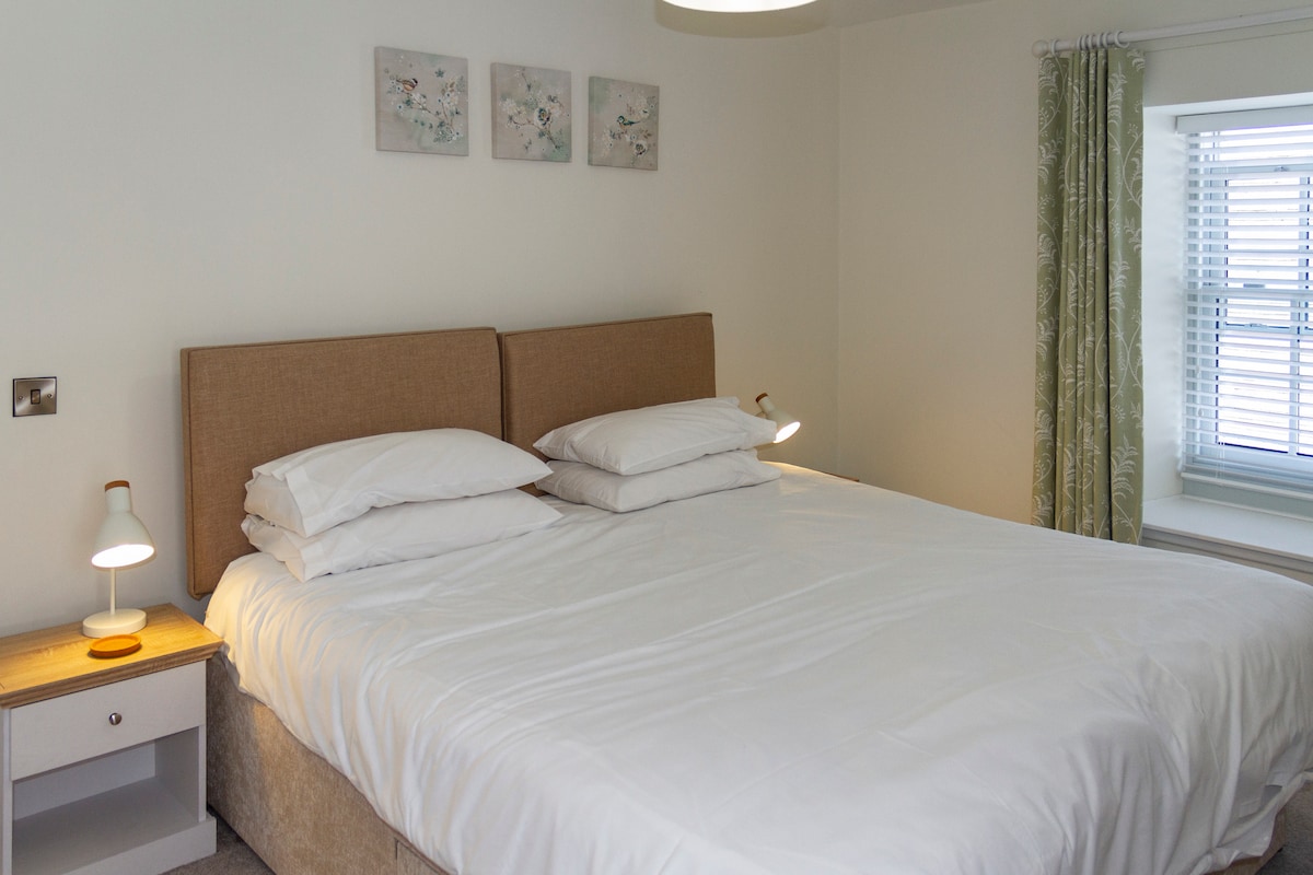 The double bedroom at Skerrow has a super comfy bed that is made up with fresh luxury linen. Perfect to sink into after a day of outdoor activities in Dumfries and Galloway.