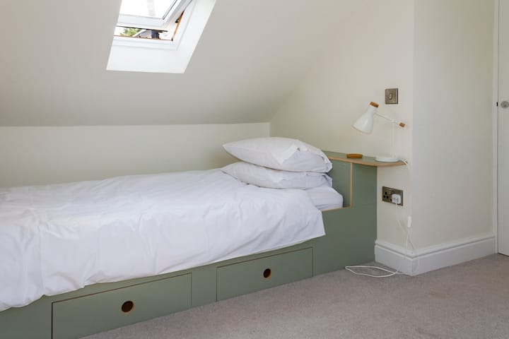 Სკეროუში არის ერთი ორადგილიანი ოთახი და ერთი ორადგილიანი საძინებელი, ძაღლებისთვის შესაფერისი ლუქს-კლასის დასასვენებელი კოტეჯი დიდი, კერძო, დახურული ბაღით. Თვითმომსახურება სამხრეთ-დასავლეთ შოტლანდიაში.